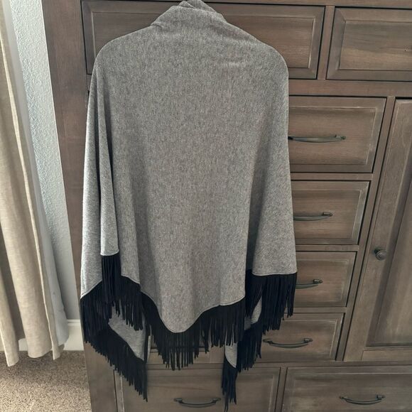 La Fiorentina Faux Suede Fringe Cape Women’s Ruana Wrap - Picture 6 of 7